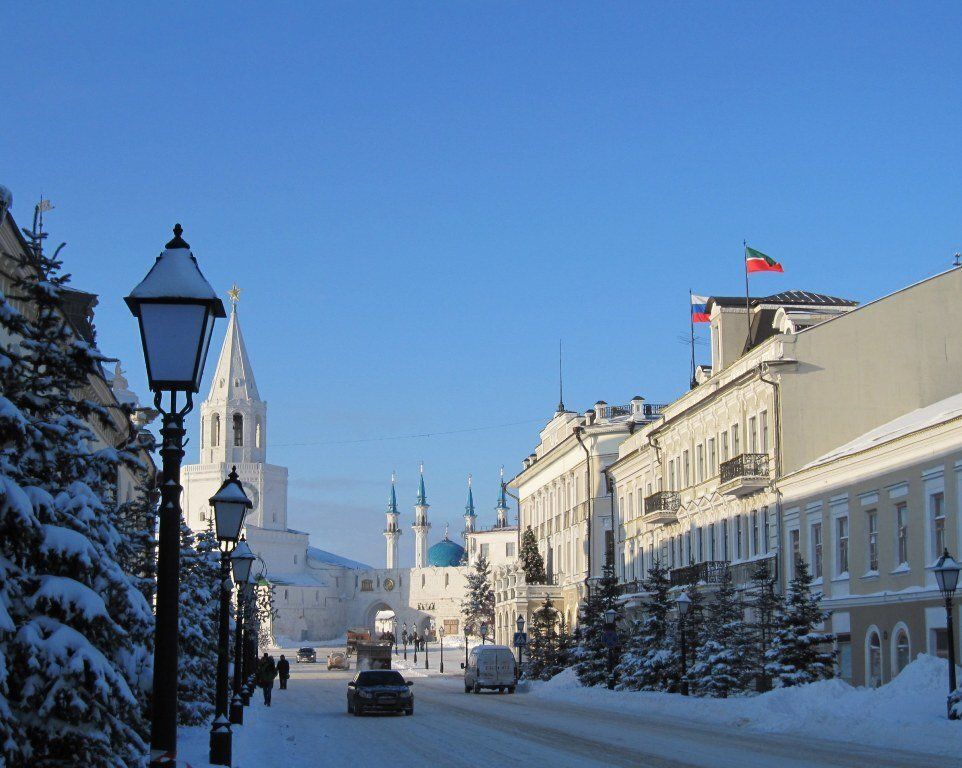 Казань в декабре. Кремлевская Казань зимой. Казань зимой мэрия Казани. Петербургская Казань зимой. Казань Кремль снег.